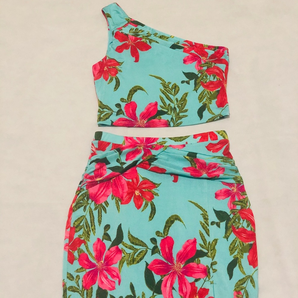 GUESS Crop top and high waist skirt